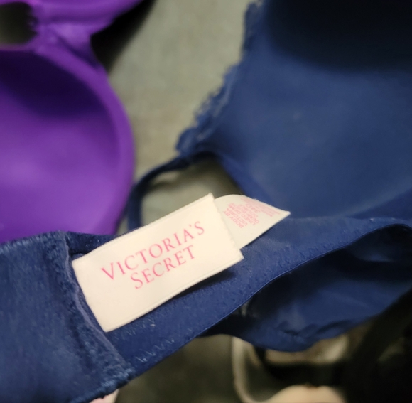 Victoria's Secret Pack of 5 Bras Women's Size 34D - Picture 9 of 15